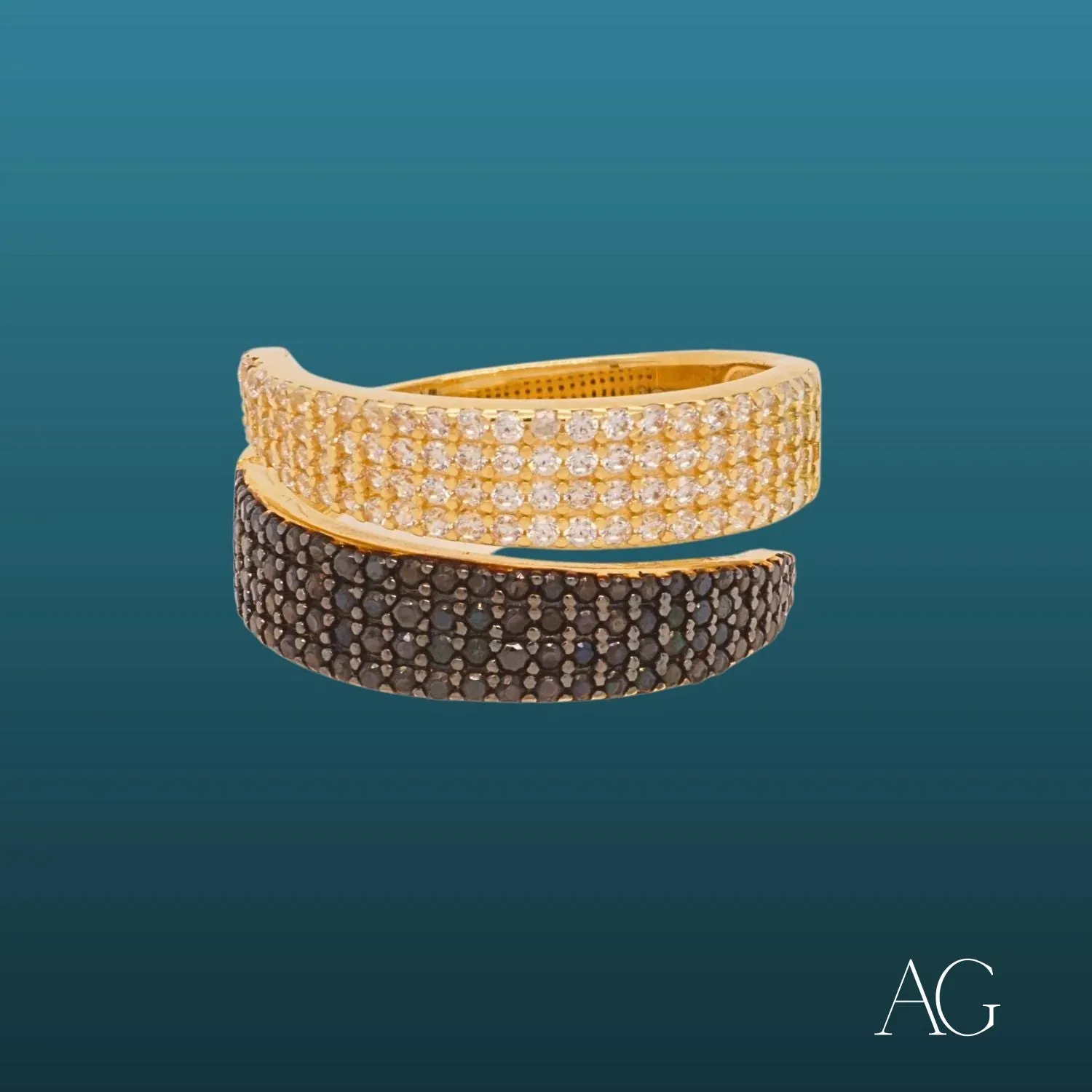 Elegance in Contrast: The 18k Gold Ring Adorned with Black and White CZ