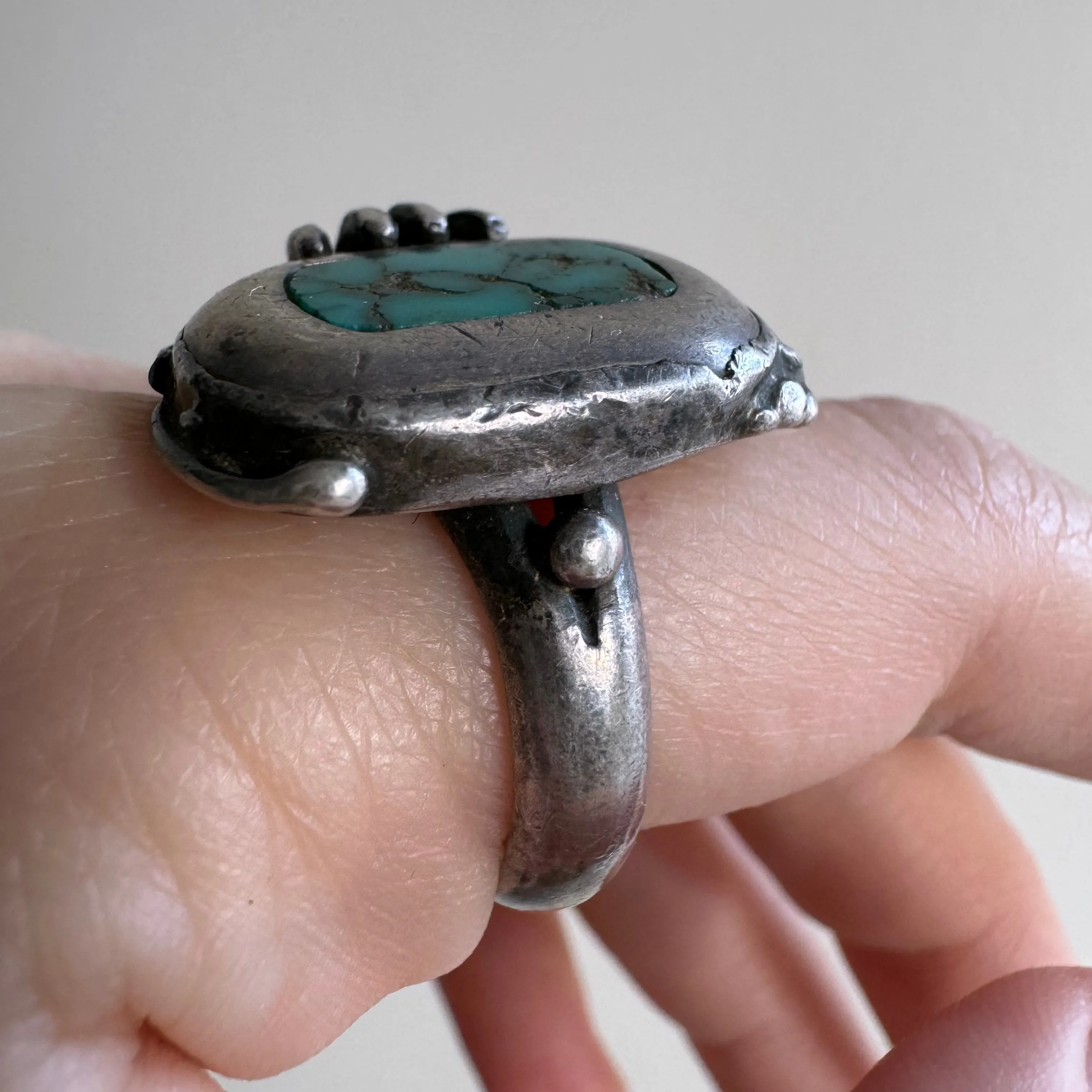 V I N T A G E // mano and magic / sterling silver arts and crafts turquoise and figural hand ring / size 7.75